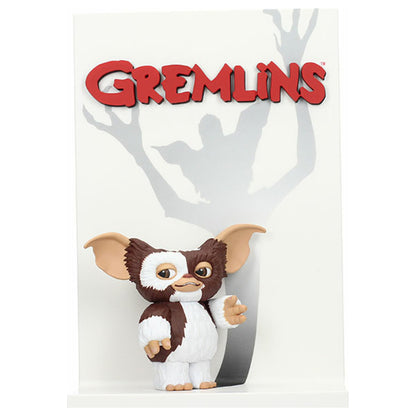Figura póster Gizmo Gremlins - Mogwai en PVC con fondo blanco y logo rojo