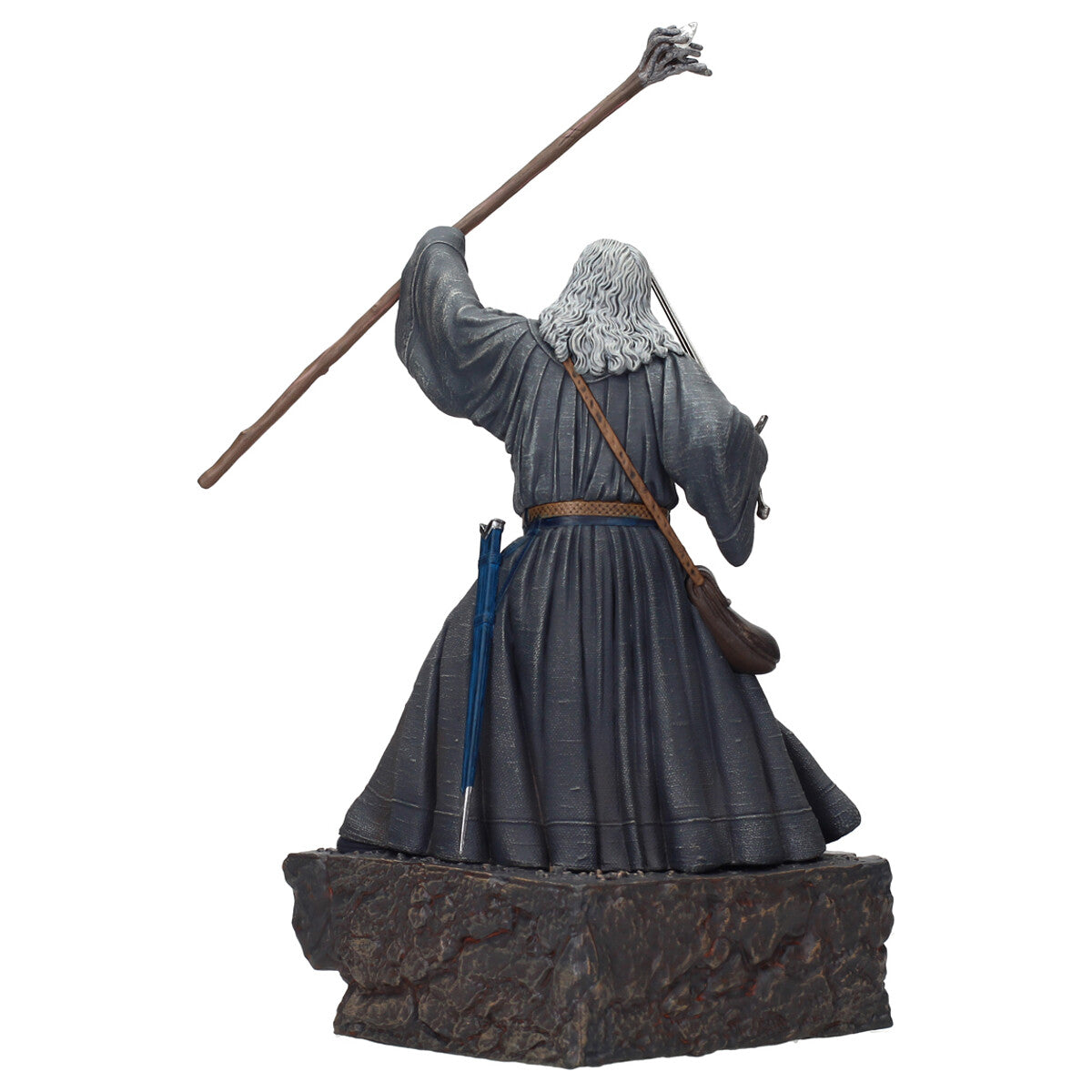 Vista trasera figura Gandalf - túnica gris y base de roca texturizada
