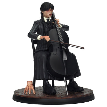 Figura Wednesday y Thing tocando el chelo - vista frontal con base de madera y caja morada