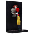 Vista lateral derecha - figura póster Pennywise y George IT diorama