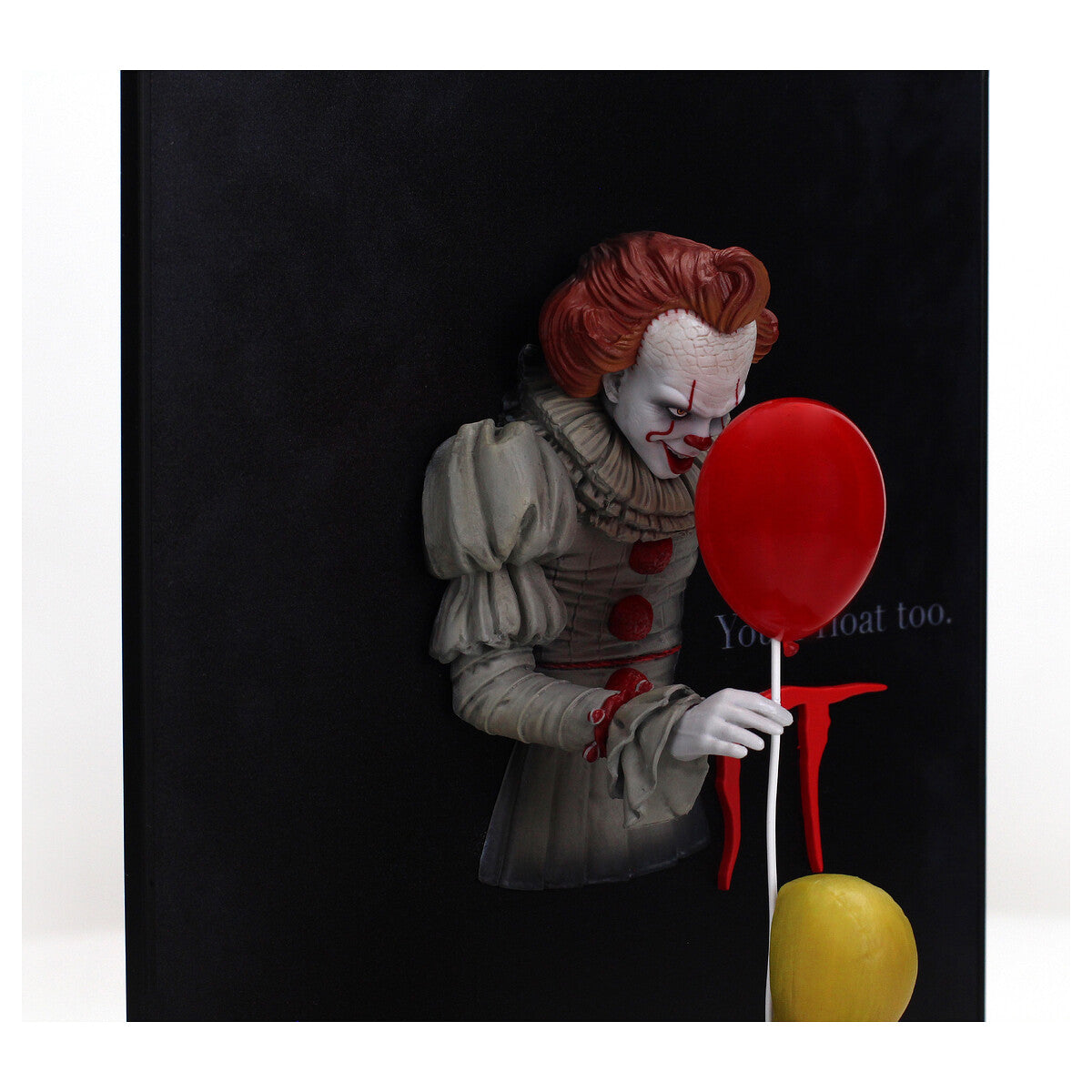Detalle Pennywise en resina - busto emergiendo del panel con globo rojo y logo IT