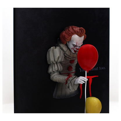 Detalle Pennywise en resina - busto emergiendo del panel con globo rojo y logo IT