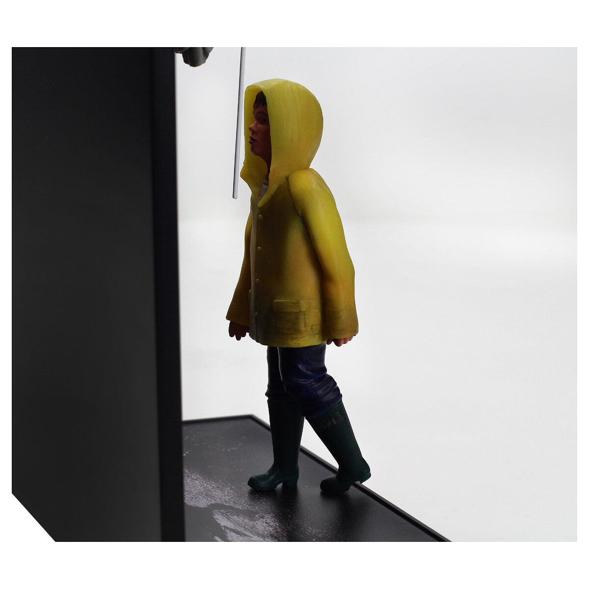 Detalle George - figura de pie con chubasquero amarillo y botas verdes