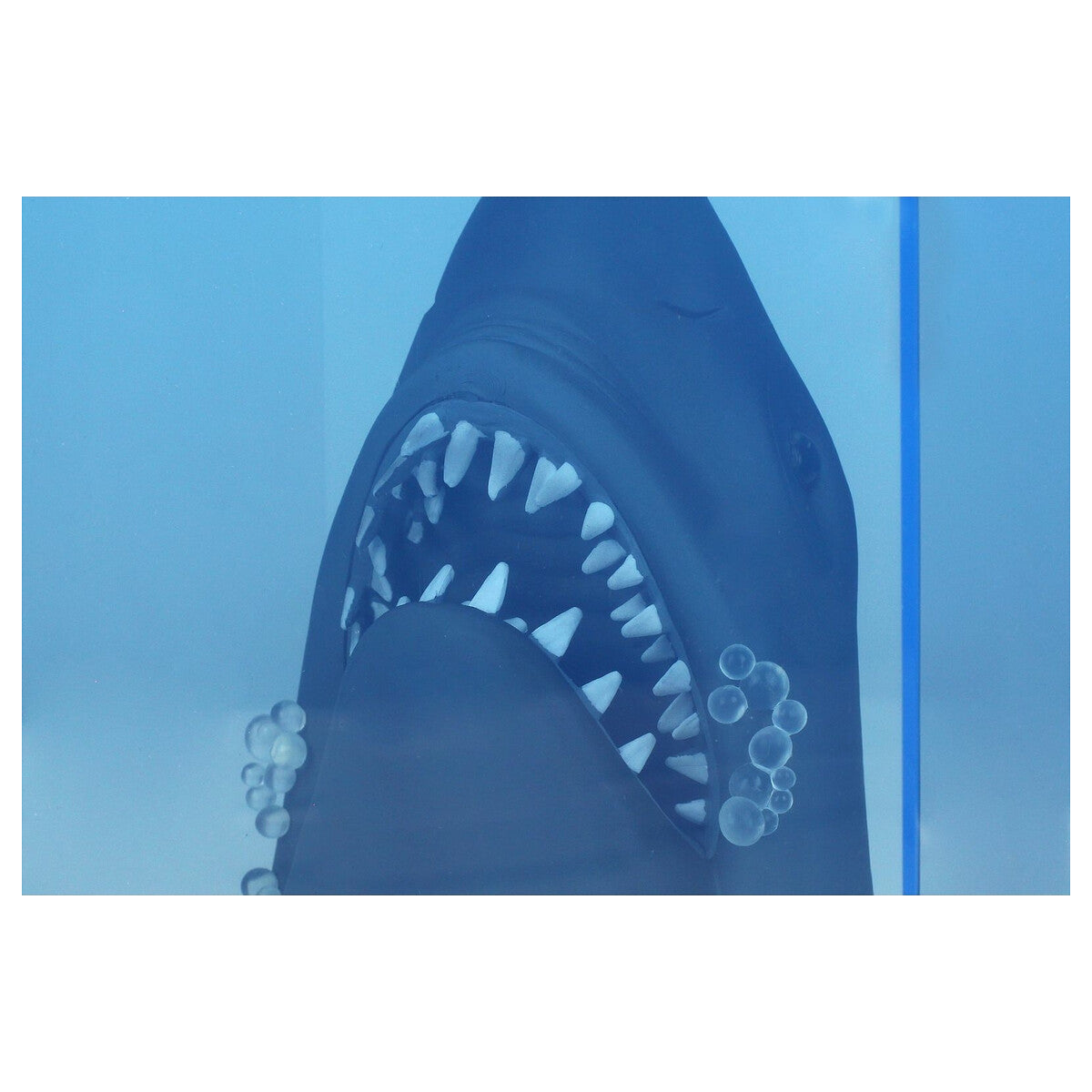 Diorama JAWS 50th Anniversary - vista lateral derecha con bloque acrílico azul translúcido