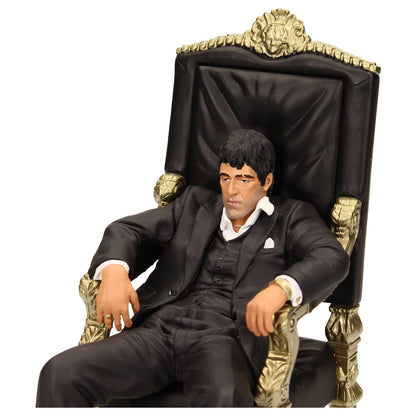 Detalle trono - remates barrocos dorados y patas talladas figura Tony Montana