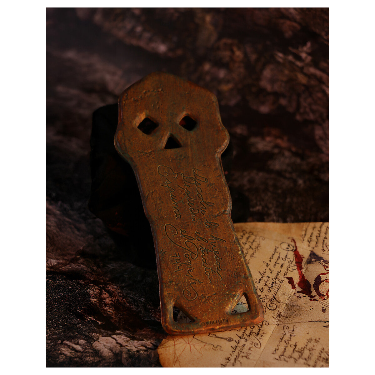 Caja exterior negra con logo pirata dorado Never Say Die - The Goonies Collector's Edition