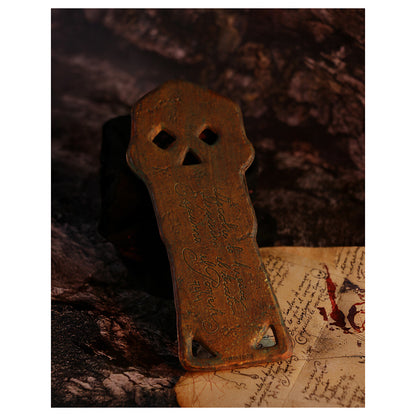 Caja exterior negra con logo pirata dorado Never Say Die - The Goonies Collector's Edition