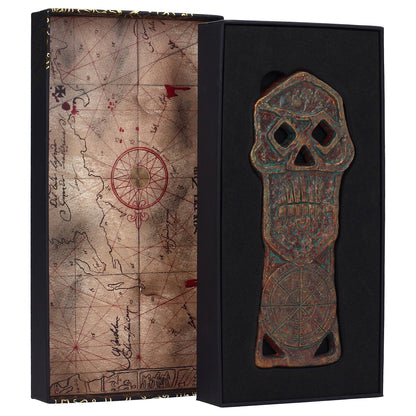 Reverso llave esqueleto The Goonies - inscripción en cursiva estilo pirata y copyright WBEI