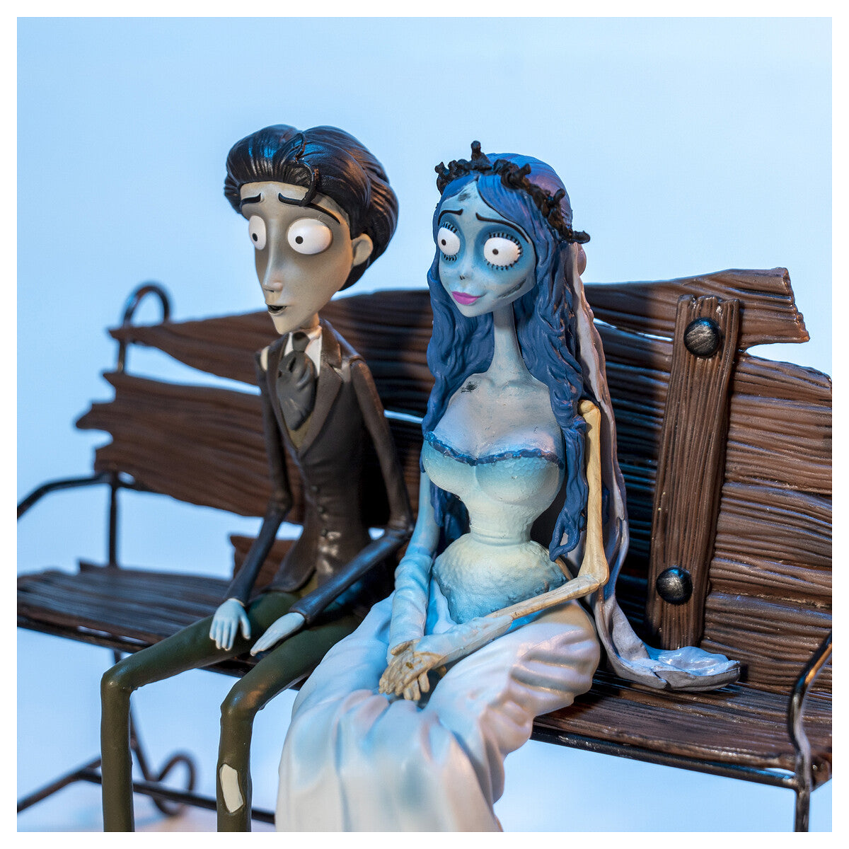 Caja negra con tapa abatible abierta - diorama Corpse Bride con ilustración cementerio interior