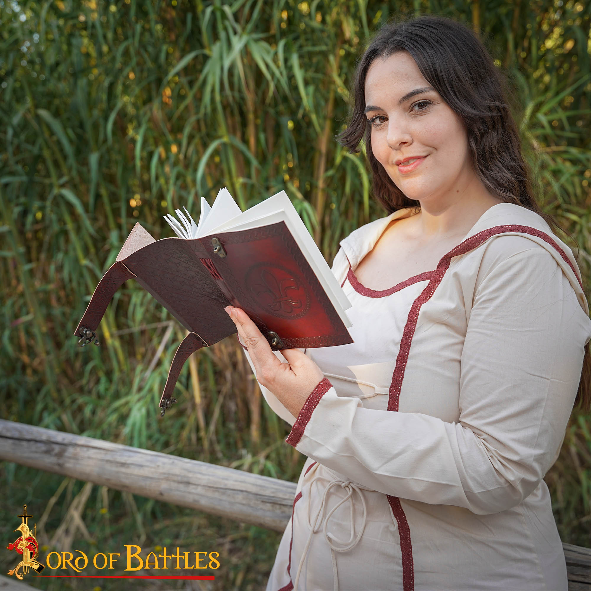 Diario Fleur de Lys de Piel Auténtica con Candado - Imagen 2