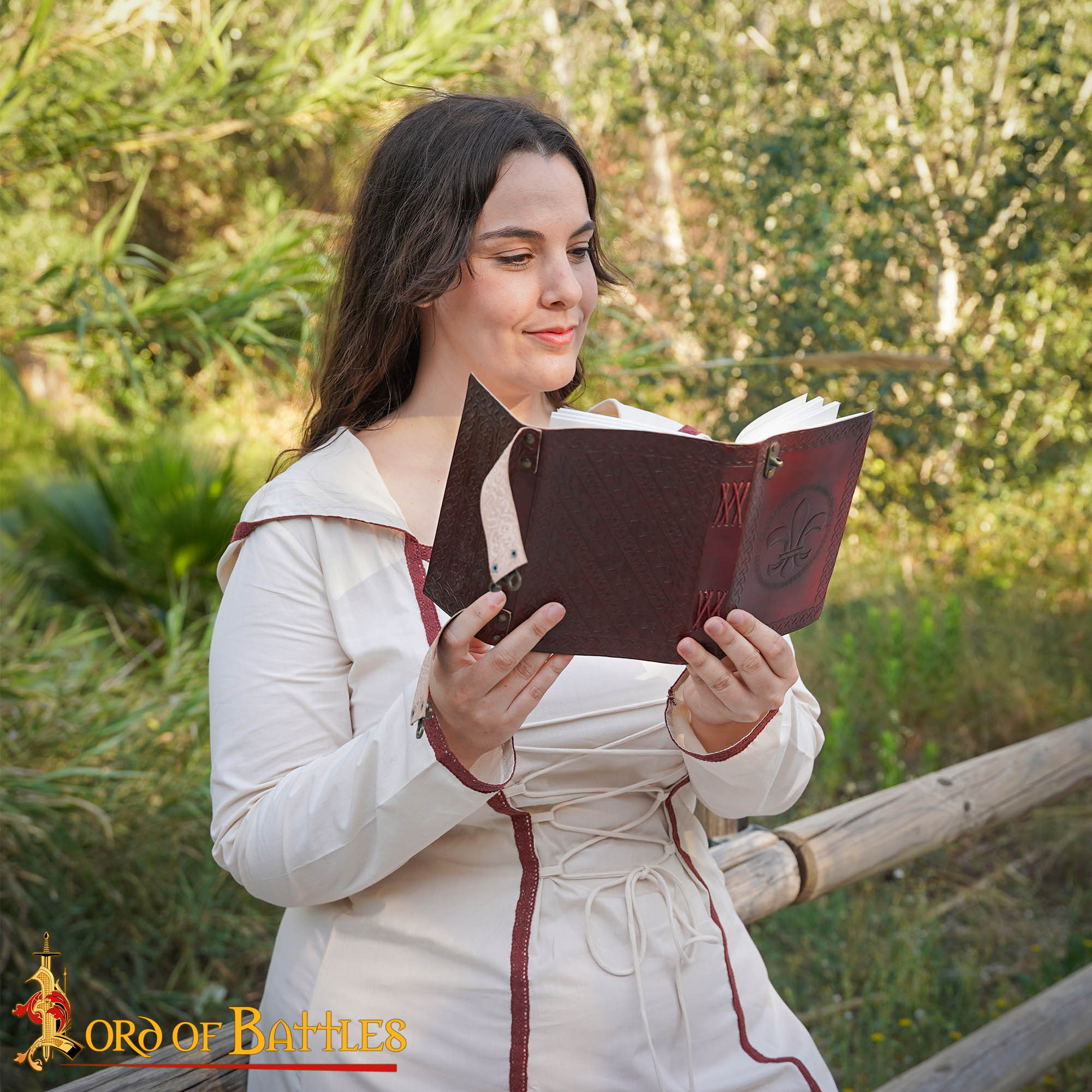 Diario Fleur de Lys de Piel Auténtica con Candado - Imagen 6