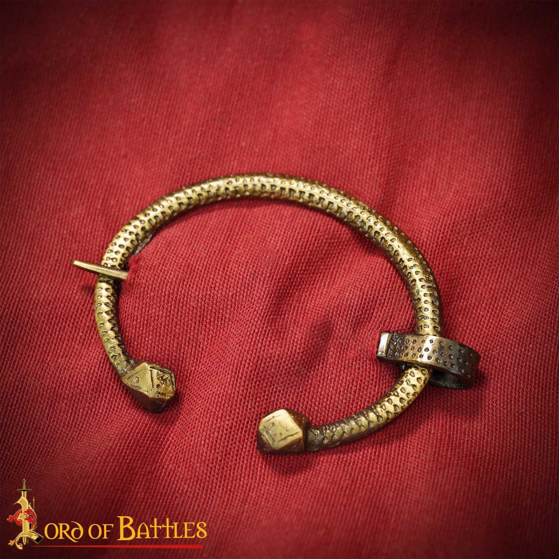 Broche Penannular de Latón Antiguo Alfiler de Capa Vikingo Celta, Fíbula Fundida en Arena - Imagen 6