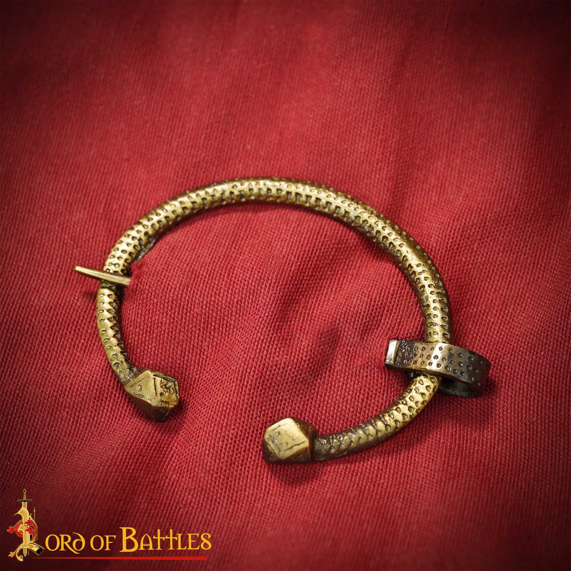 Broche Penannular de Latón Antiguo Alfiler de Capa Vikingo Celta, Fíbula Fundida en Arena - Imagen 6