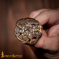 Broche Vikingo de Animal Agarrado - Latón Antiguo - Imagen 1