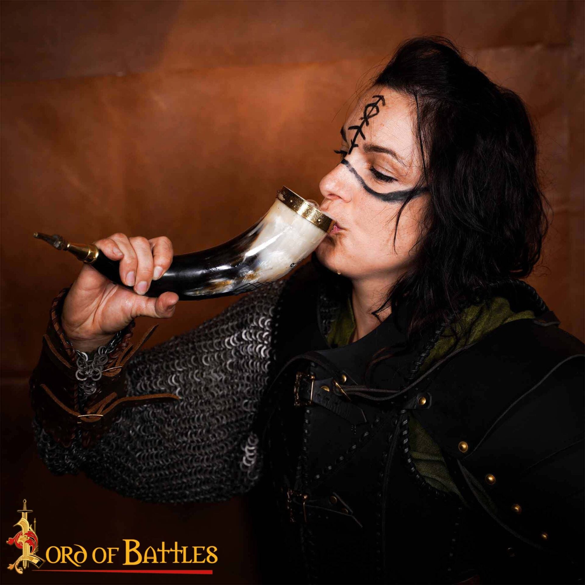 Cuerno Vikingo para Beber con Brújula y Grabado de Jormungandr - Cuerno de Buey Hecho a Mano - Imagen 2