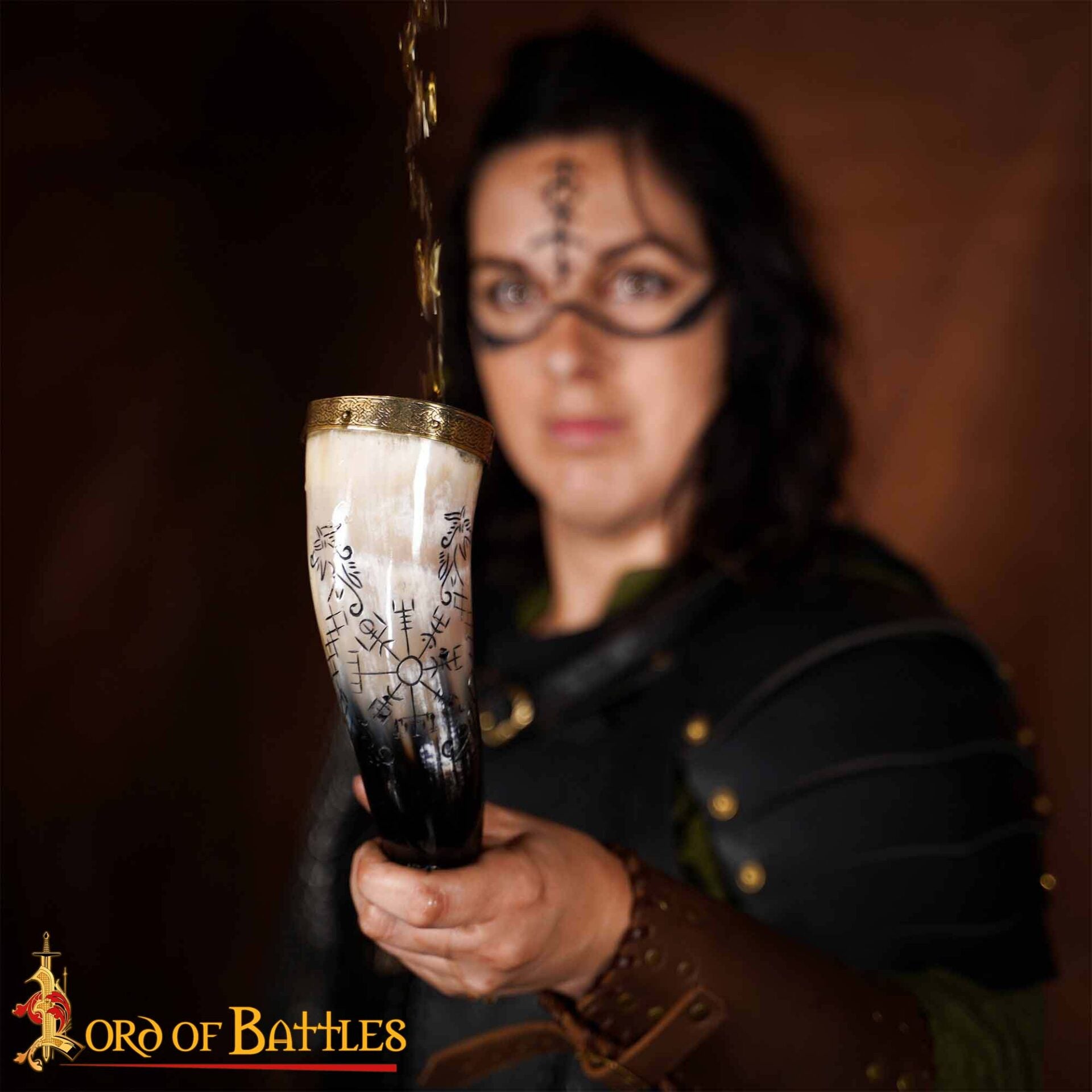 Cuerno Vikingo para Beber con Brújula y Grabado de Jormungandr - Cuerno de Buey Hecho a Mano - Imagen 5