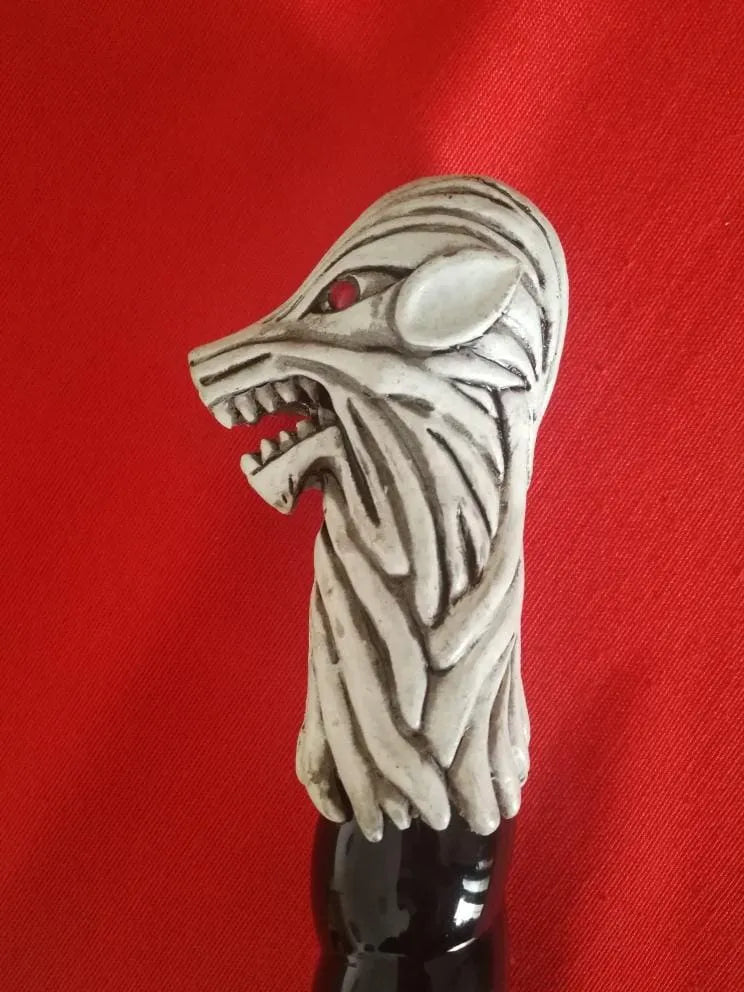 Detalle de la cabeza de "Lobo" del pomo de la espada de Jon Nieve de Juego de Tronos como la de la serie de HBO. Vendido por Espadas y más