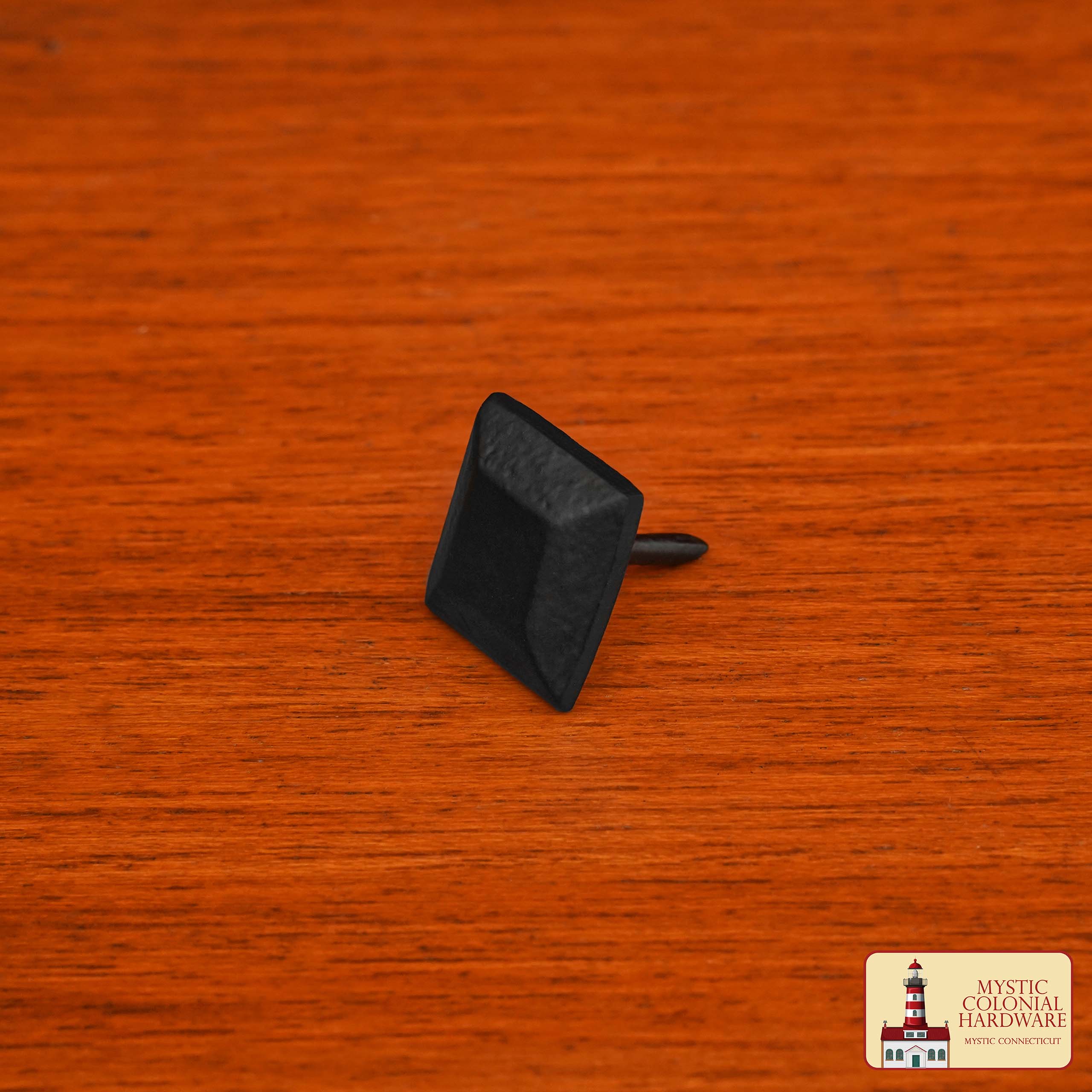 Clavos Decorativos Clavos de Hierro Forjados a Mano - Pirámide Cuadrada de 1 Pulgada - Acabado Rústico Negro Texturado - Herrajes Antiguos para Puertas, Portones, Muebles, Gabinetes - Imagen 1