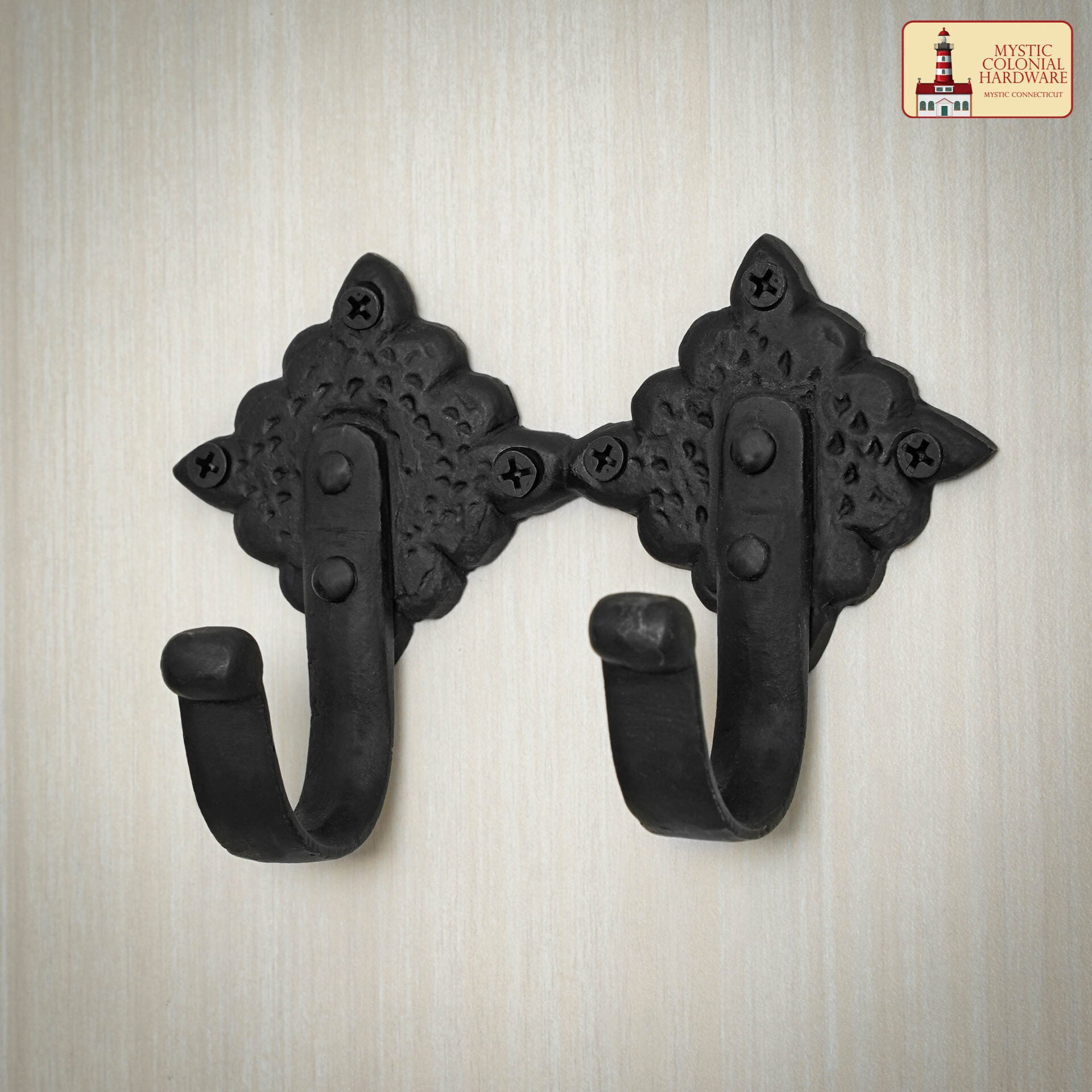 Colonial Wrought Iron Wall Hooks - Juego de 2 Ganchos Negros Decorativos Forjados a Mano - Imagen 1