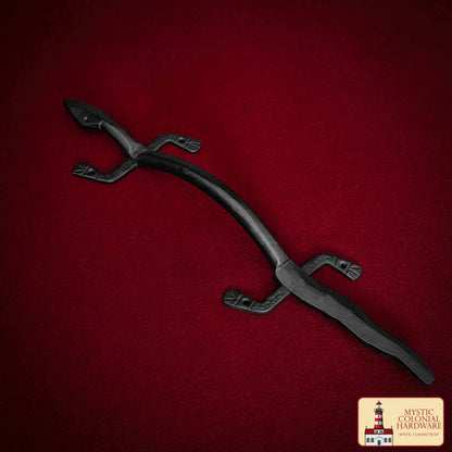 Mystic Colonial Hardware Tirador de Puerta de Hierro Forjado a Mano - Tirador de Puerta Colonial Rústico con Diseño de Lagarto - Imagen 1