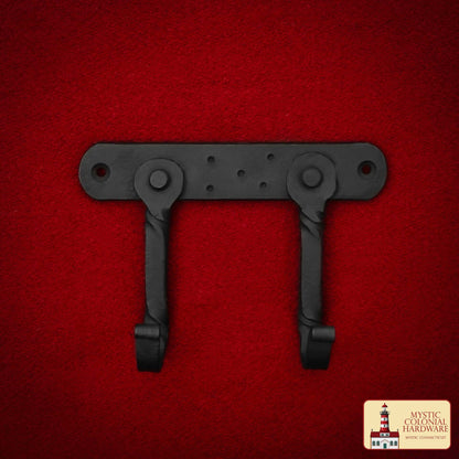Gancho de Pared Rústico Forjado a Mano con Dos Colgadores: Ideal para Ambientes Victorianos, Coloniales, Retro, Steampunk, Góticos y Barrocos (14.9x10.9cm) - Imagen 1