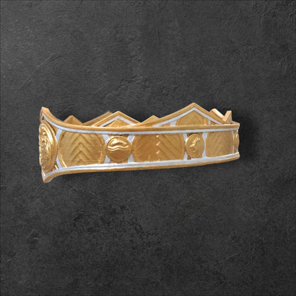 corona hecha en resina dorada
