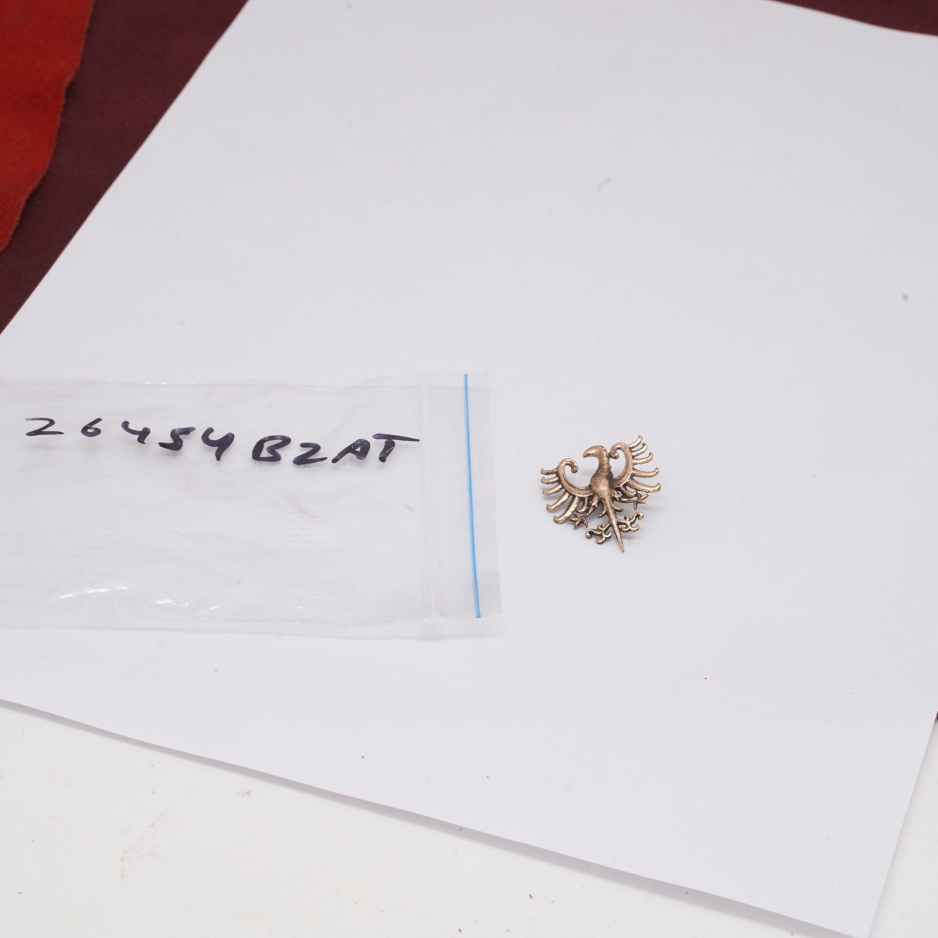 Alfiler de Bronce Antiguo con Insignia de Águila Heráldica - Insignia de Bronce Macizo con Montura de Estilo Medieval - Imagen 9