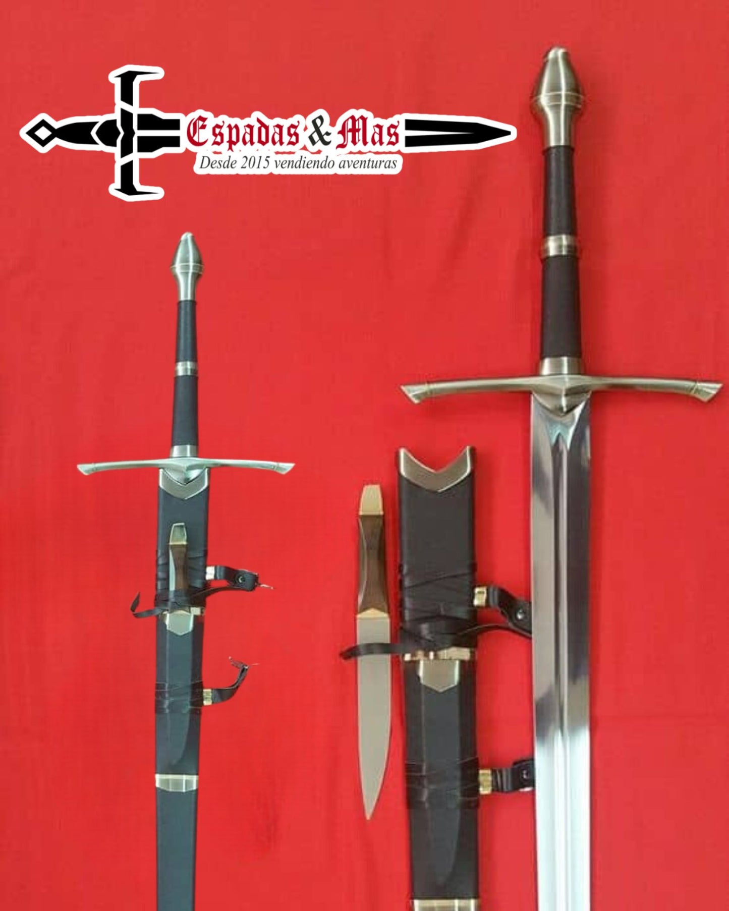 Detalle de la Espada Strider de Aragorn de El Señor de los Anillos con funda y pequeño cuchillo. Vendida por Espadas y más