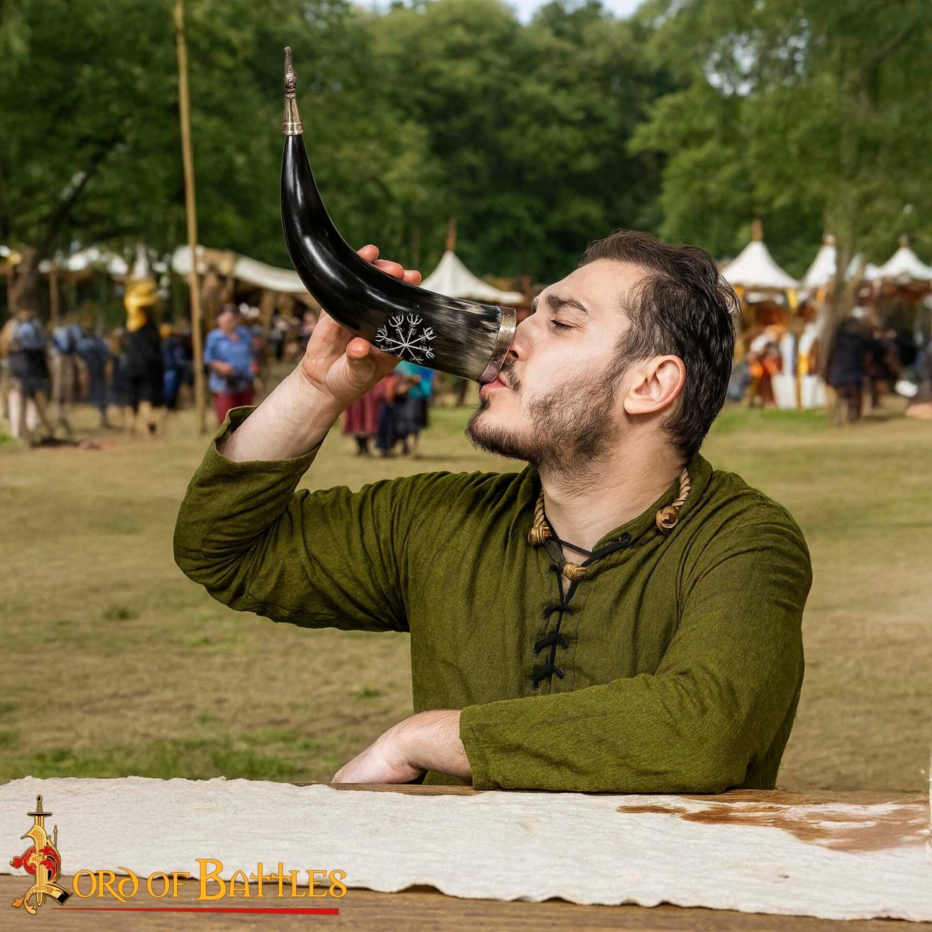 Cuerno Vikingo para Beber con Runa Vegvísir Grabada - Borde y Punta de Latón - Imagen 6