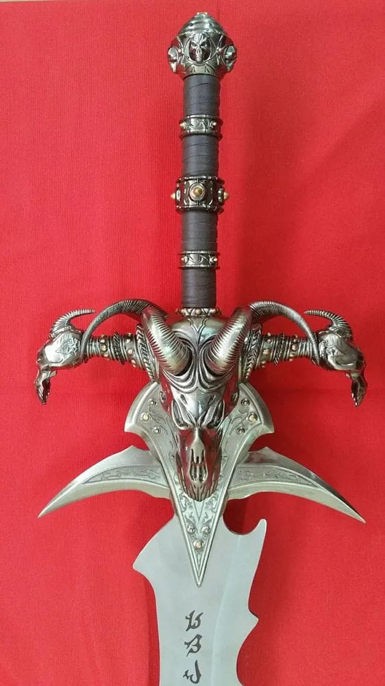 Detalle mango y calavera de la Espada Frostmourne de World Of Warcraft del Rey Arthas. Vendida por Espadas y más