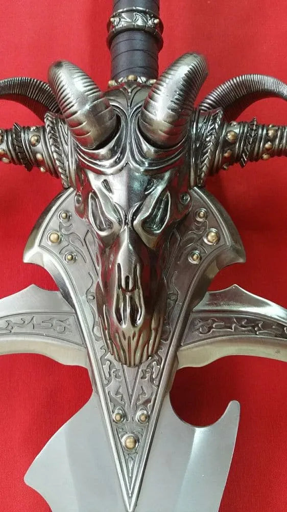 Detalle calavera de la Espada Frostmourne de World Of Warcraft del Rey Arthas. Vendida por Espadas y más