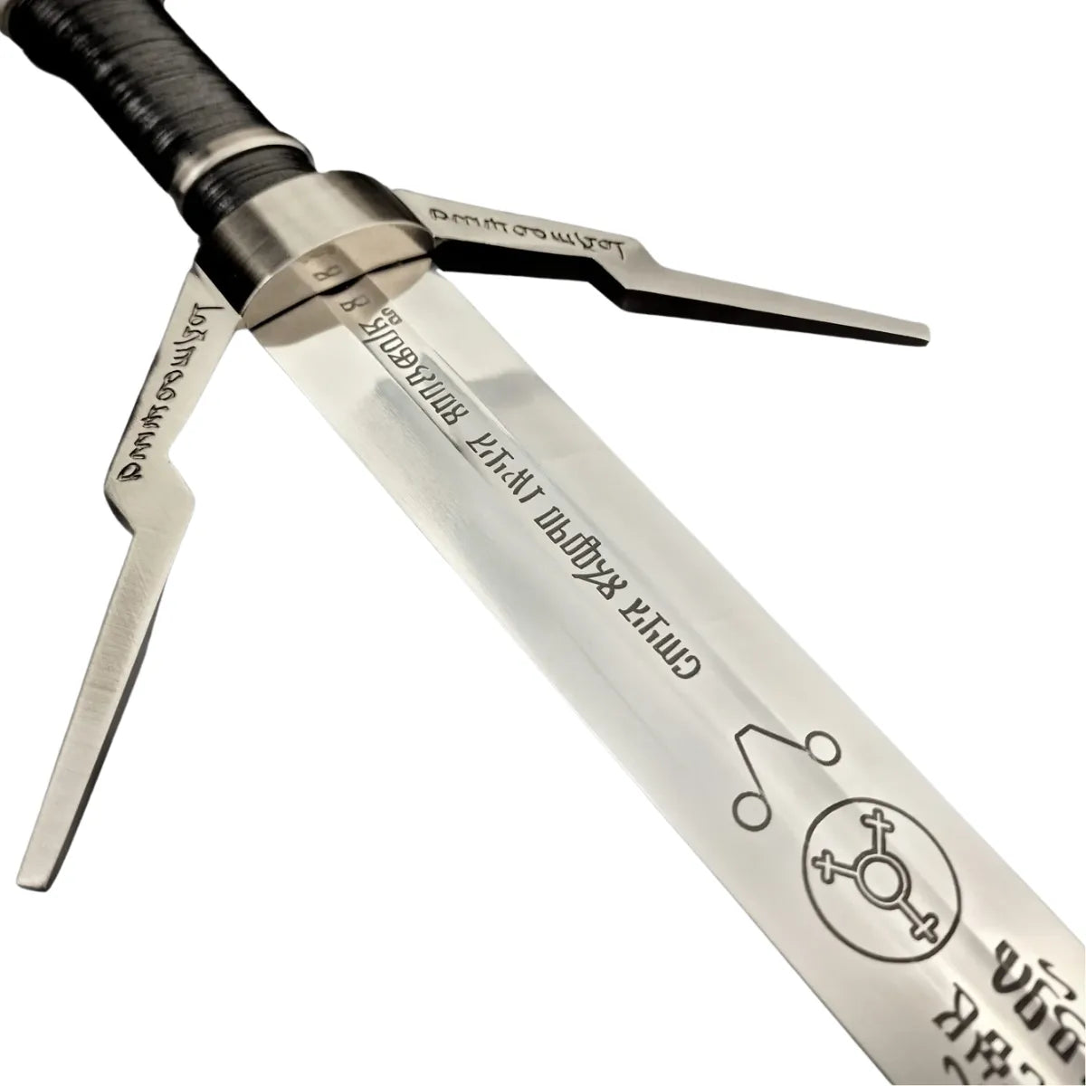 Imagen de Espada de Plata de Geralt de Rivia - The Witcher 3 parte de nuestra colección en Espadas y Más, sitio oficial.