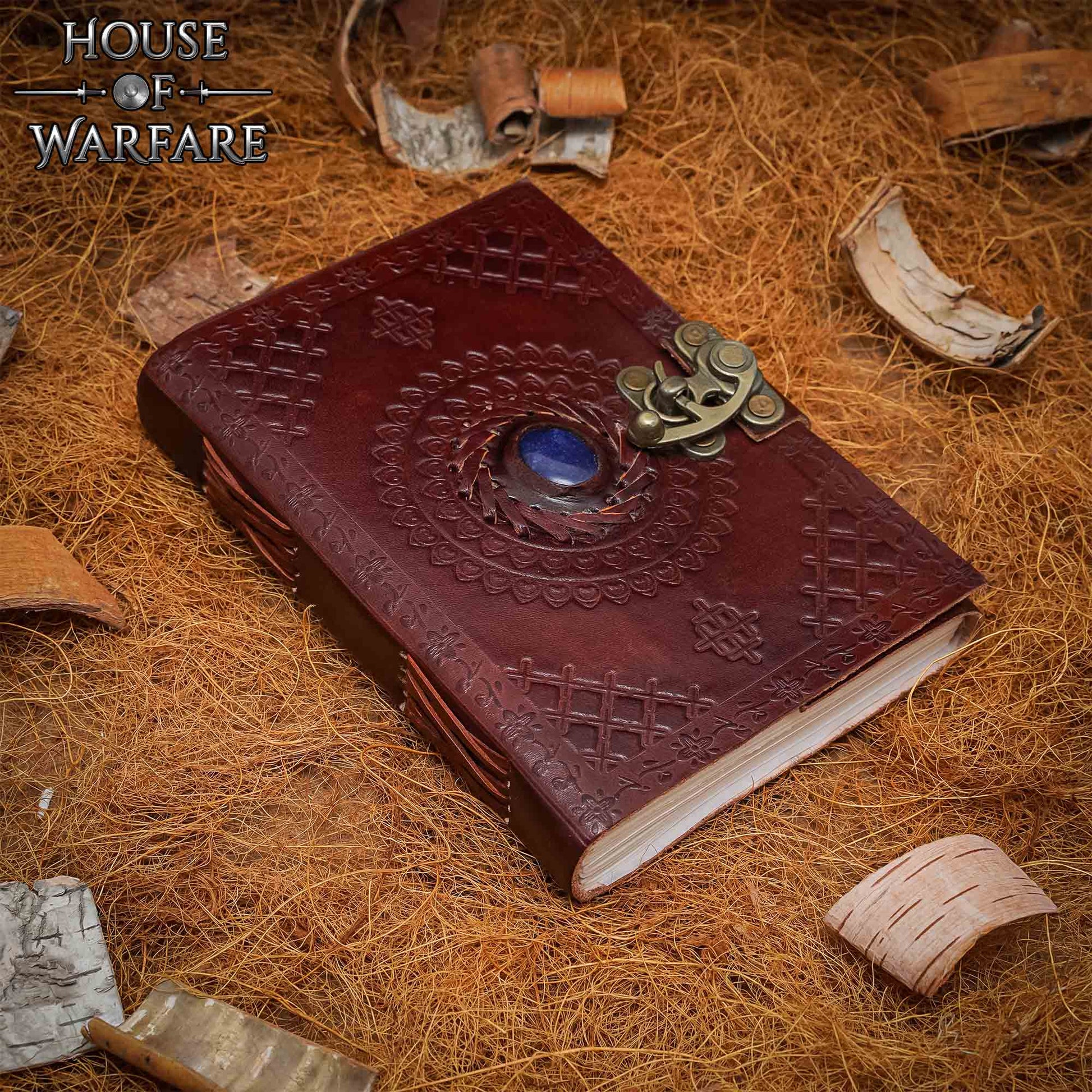 Diario Medieval de Cuero Grabado con Piedra Azul - Diario Artesanal con Cerradura de Latón - Imagen 1
