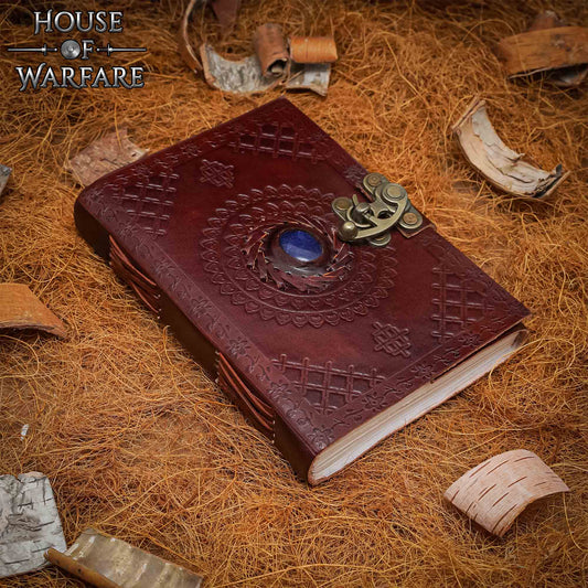 Diario Medieval de Cuero Grabado con Piedra Azul - Diario Artesanal con Cerradura de Latón - Imagen 1