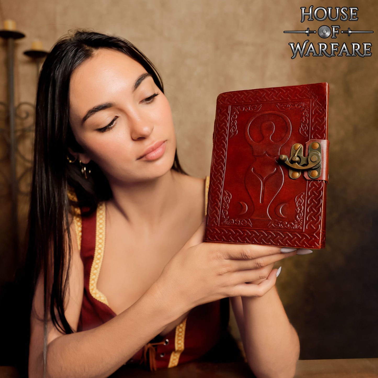 Diario de Cuero Repujado Diosa Medieval - Diario Hecho a Mano con Cerradura de Latón - Imagen 2