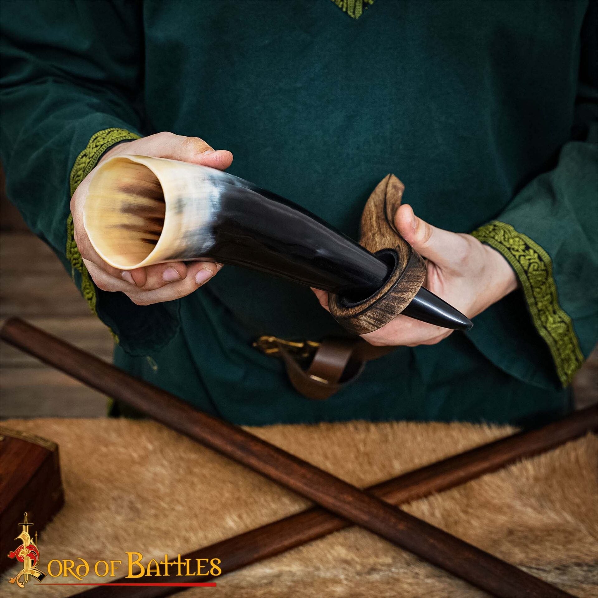 Soporte de Madera Artesanal para Cuerno de Vikingo con Forro de Ante - Expositor Rústico - Imagen 8