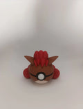 Réplica colecionável do Vulpix na Pokébola