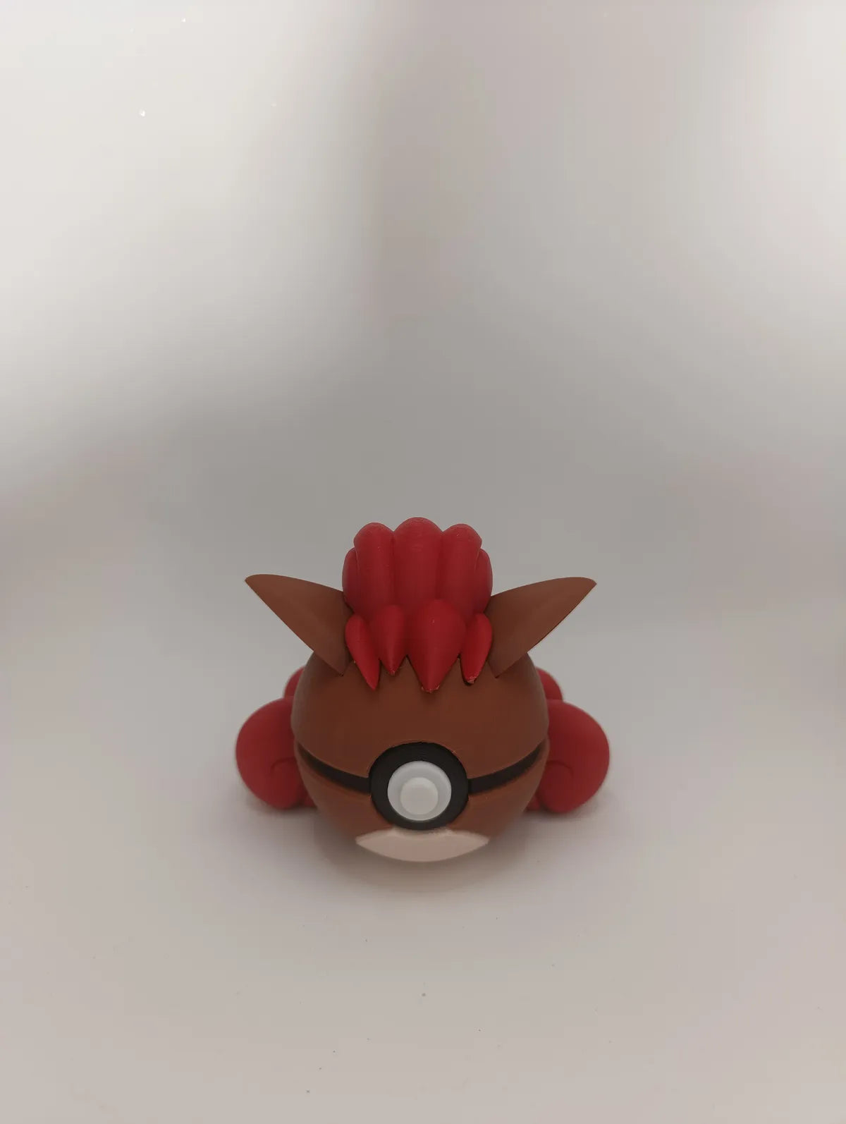 Réplica colecionável do Vulpix na Pokébola