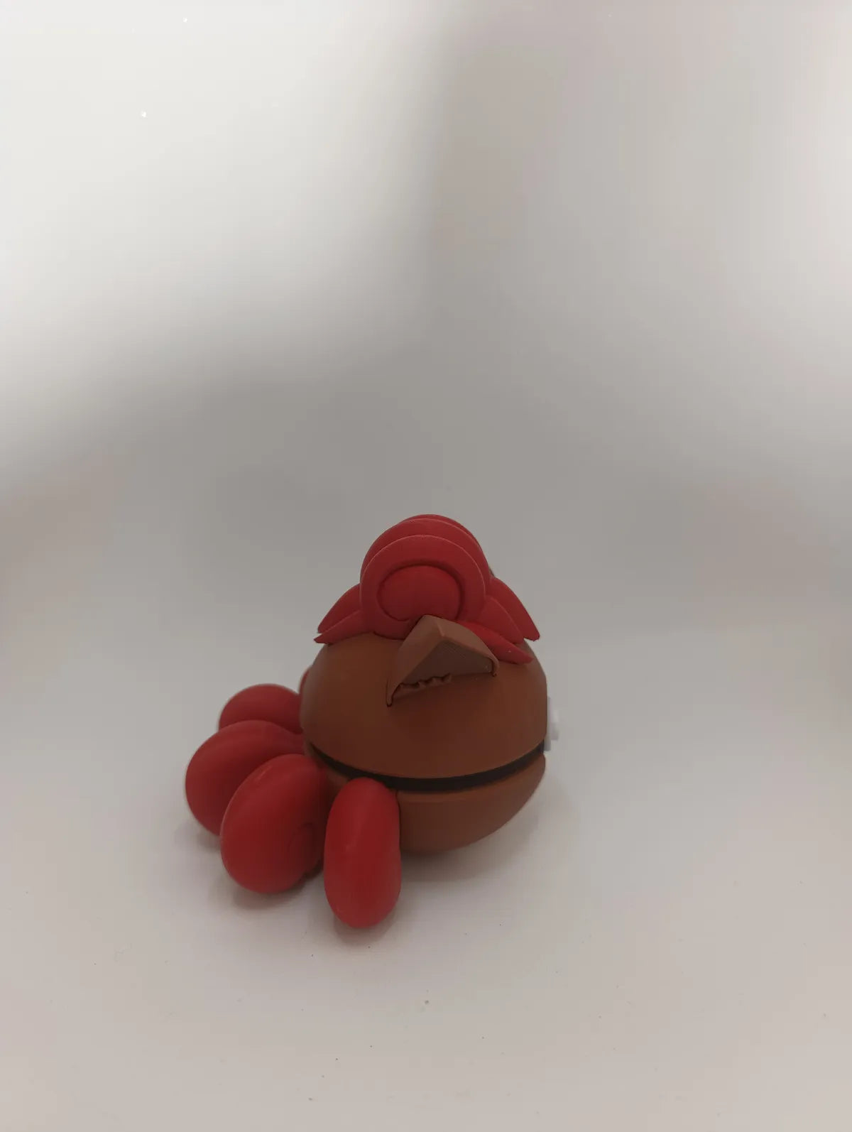 Réplica colecionável do Vulpix na Pokébola