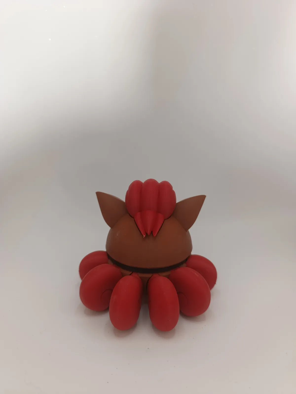 Réplica colecionável do Vulpix na Pokébola