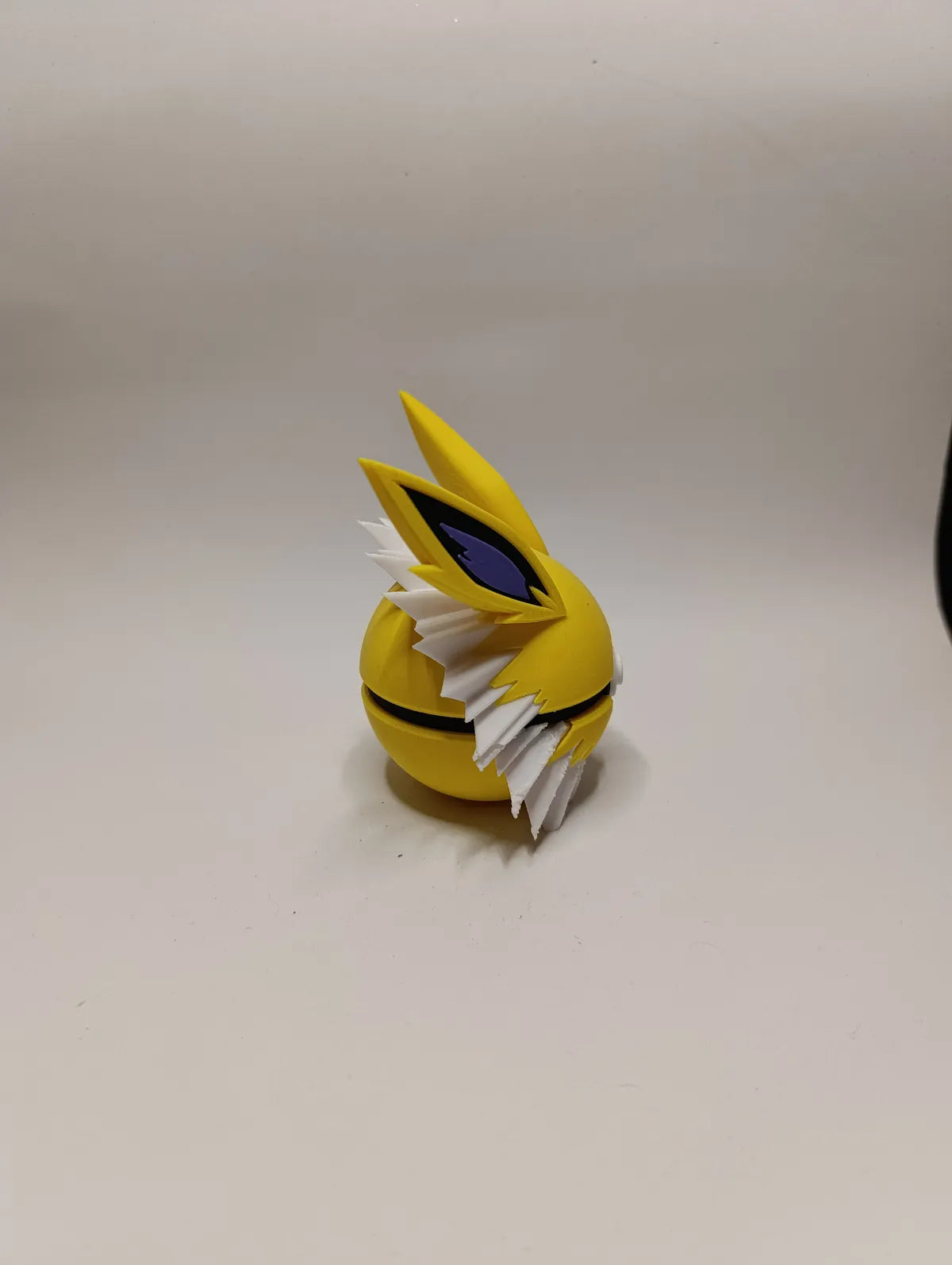 Poké Ball Jolteon Réplica Coleccionable