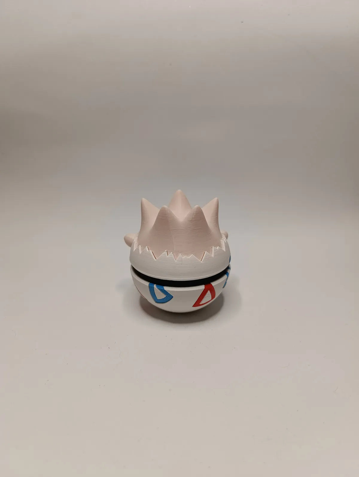 Réplica colecionável do Togepi em Pokébola