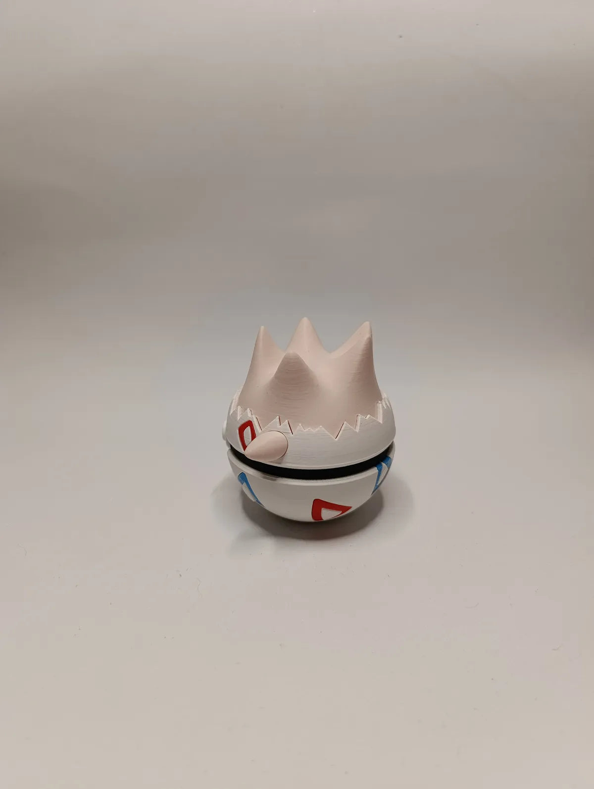 Réplica colecionável do Togepi em Pokébola