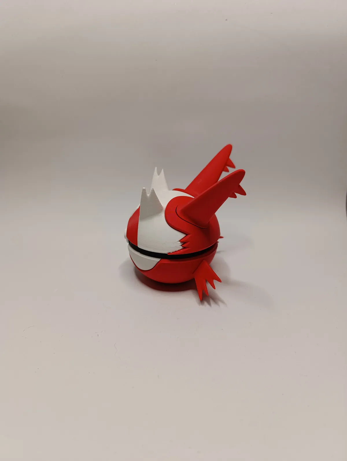 Réplica colecionável da Poké Ball Latias