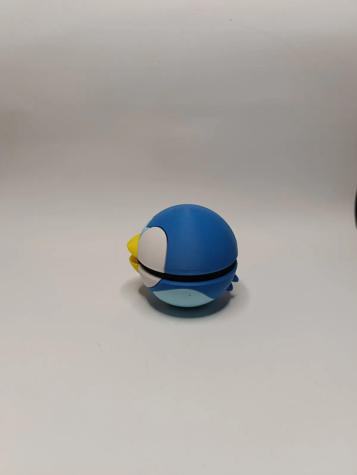 Réplica colecionável do Piplup na Pokébola