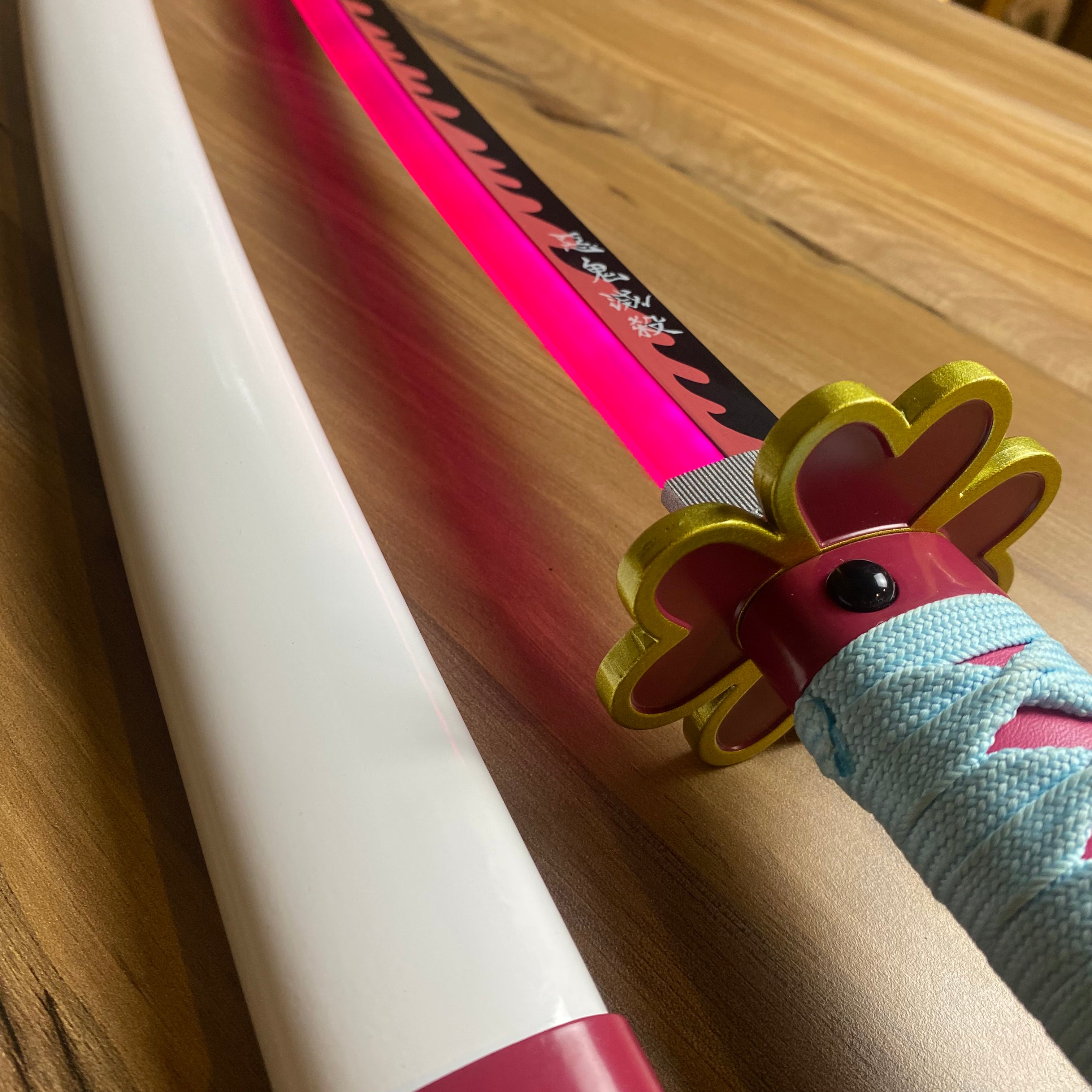 Katana de Mitsuri con luces led y hoja de acero KL006 C/Defectos N59