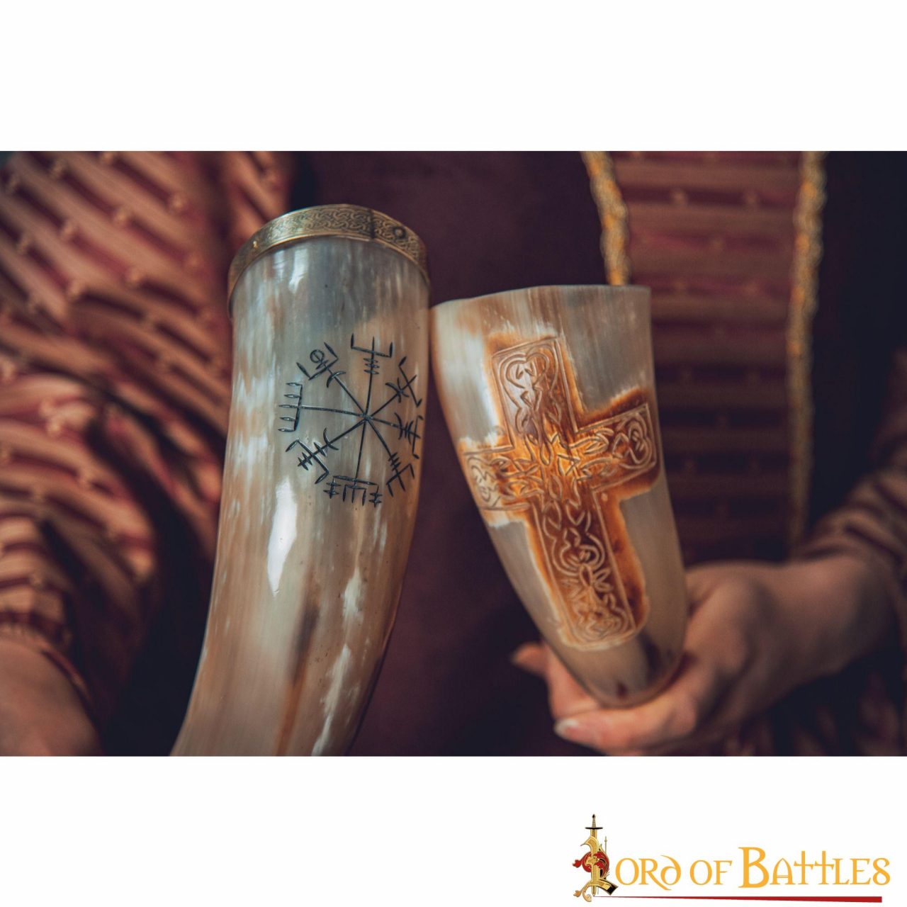 Cuerno Vikingo para Beber con Runa Vegvísir Grabada - Borde y Punta de Latón - Imagen 16