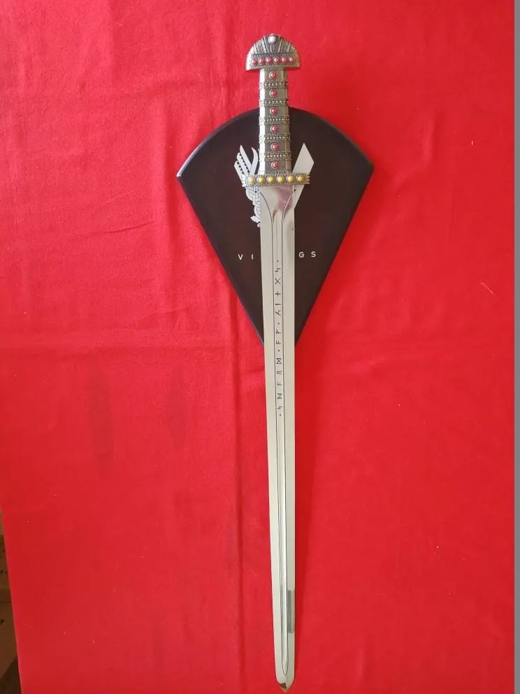 Espada del Rey Ragnar Lothbrok con expositor de la serie Vikingos (Vikings). Vendida por Espadas y más