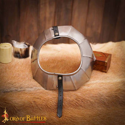 Gorget Caballero Gótico con Bordes Estriados y Diseño de Cuerda Calibre 16 - Imagen 7