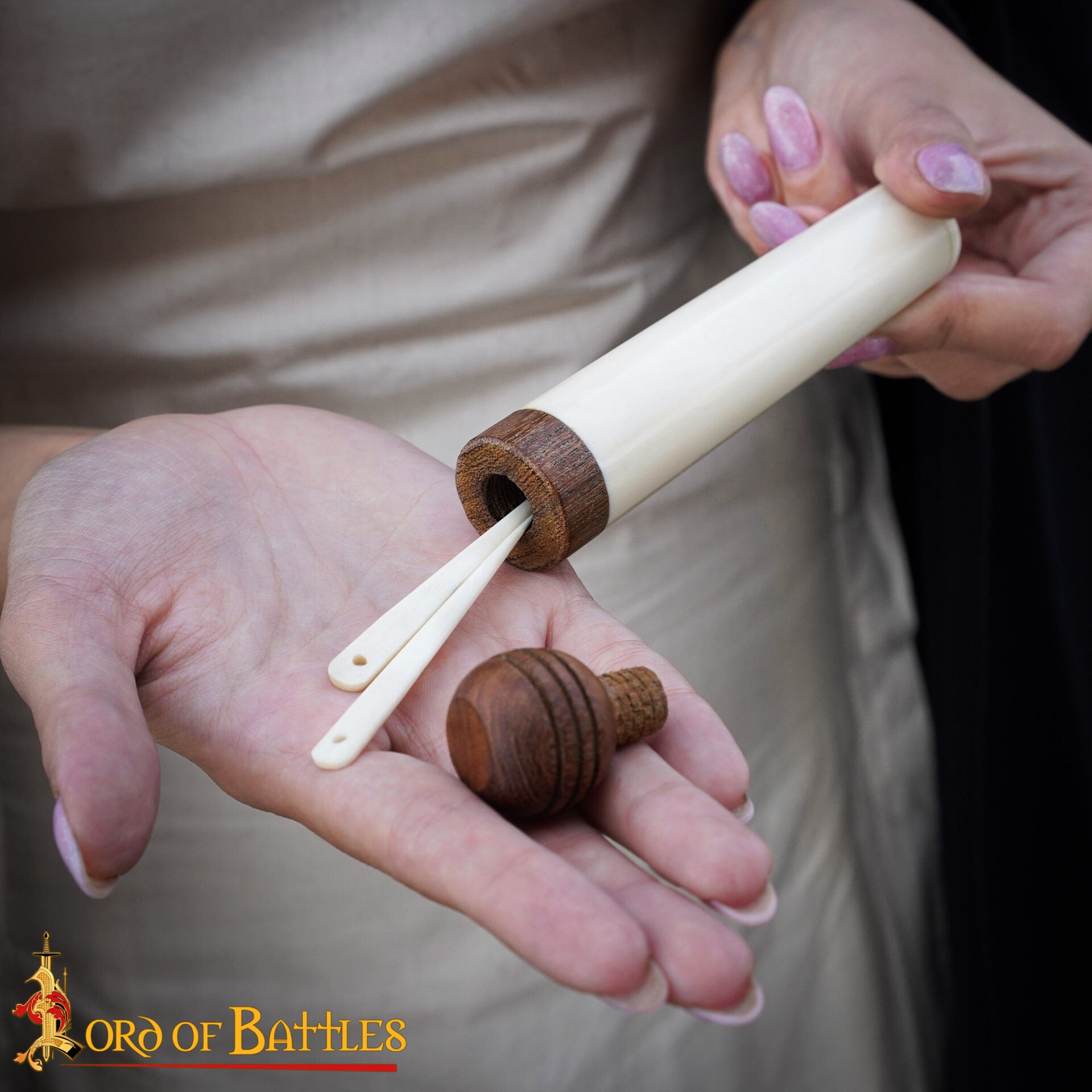 Porta Agujas Medieval de Hueso de Buey con Tapa de Madera - Tubo de Almacenaje Artesanal - Imagen 14